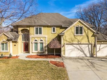 6119 S National Drive, Parkville, MO 64152
