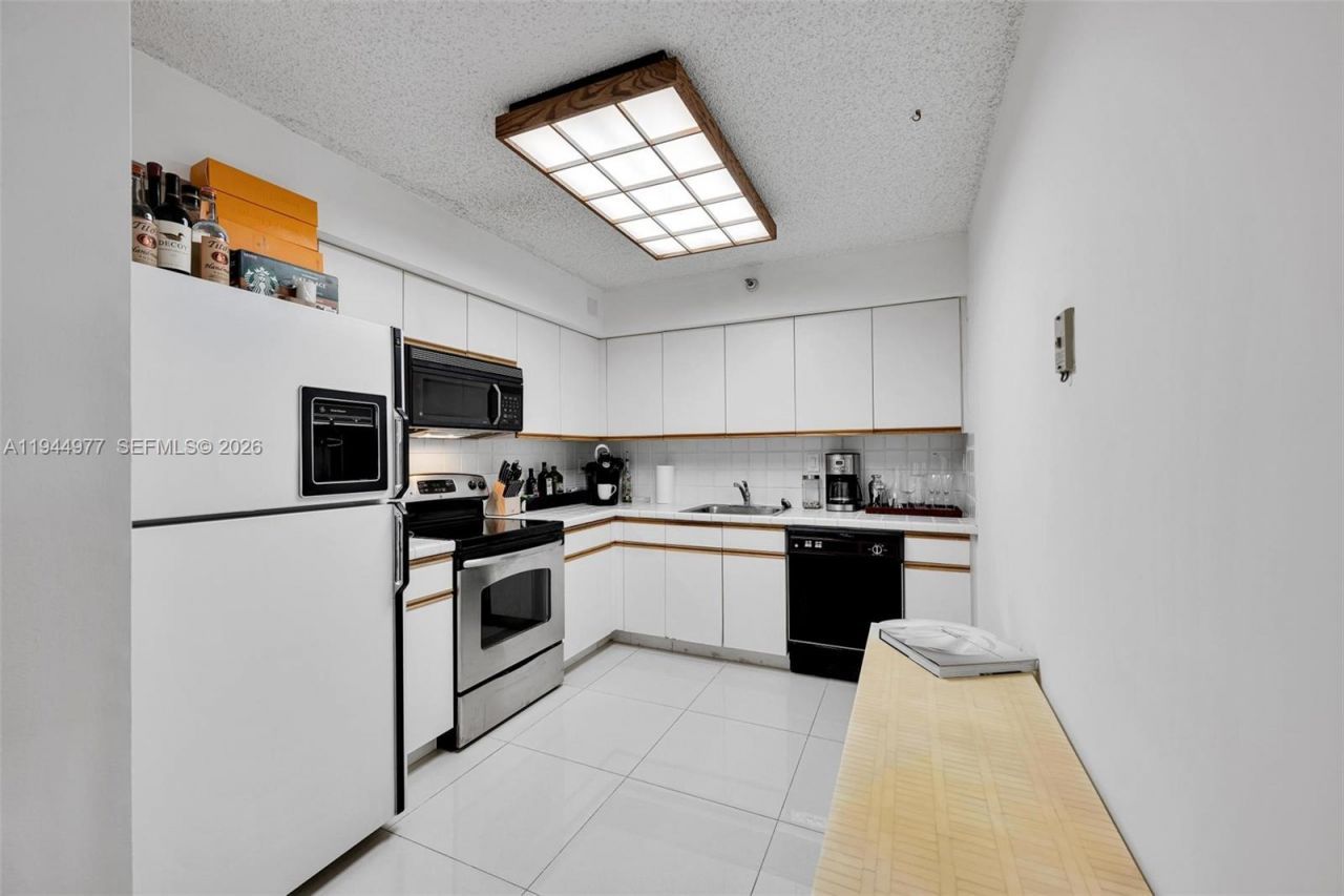 3530 Mystic Pointe Dr , Unit 303, Aventura, FL 33180 Photo