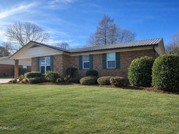 2049 Oakhurst Drive, Grenada, MS 38901