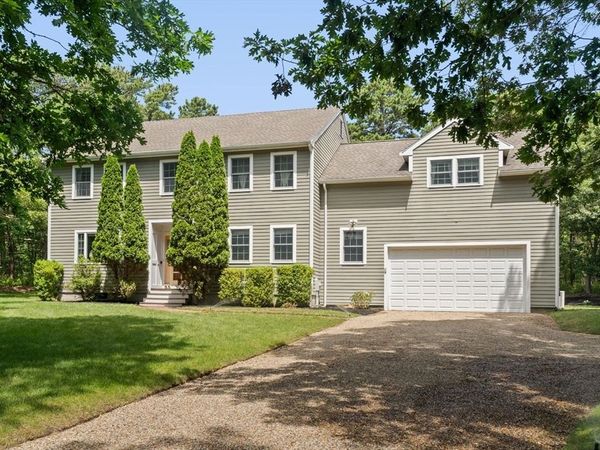 7 Upper Meadow Ln, Oak Bluffs, MA 02557