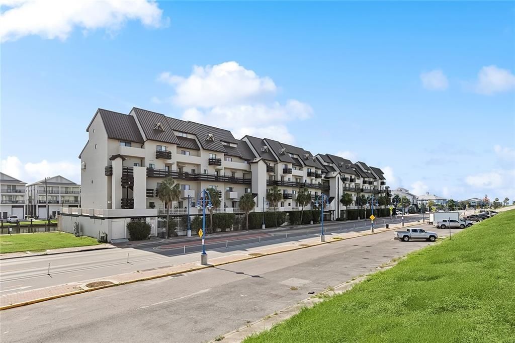 7300 LAKESHORE Drive New Orleans, LA 70124