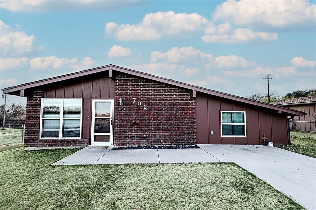 702 E Decatur Street, Bowie, TX 76230 Main Photo