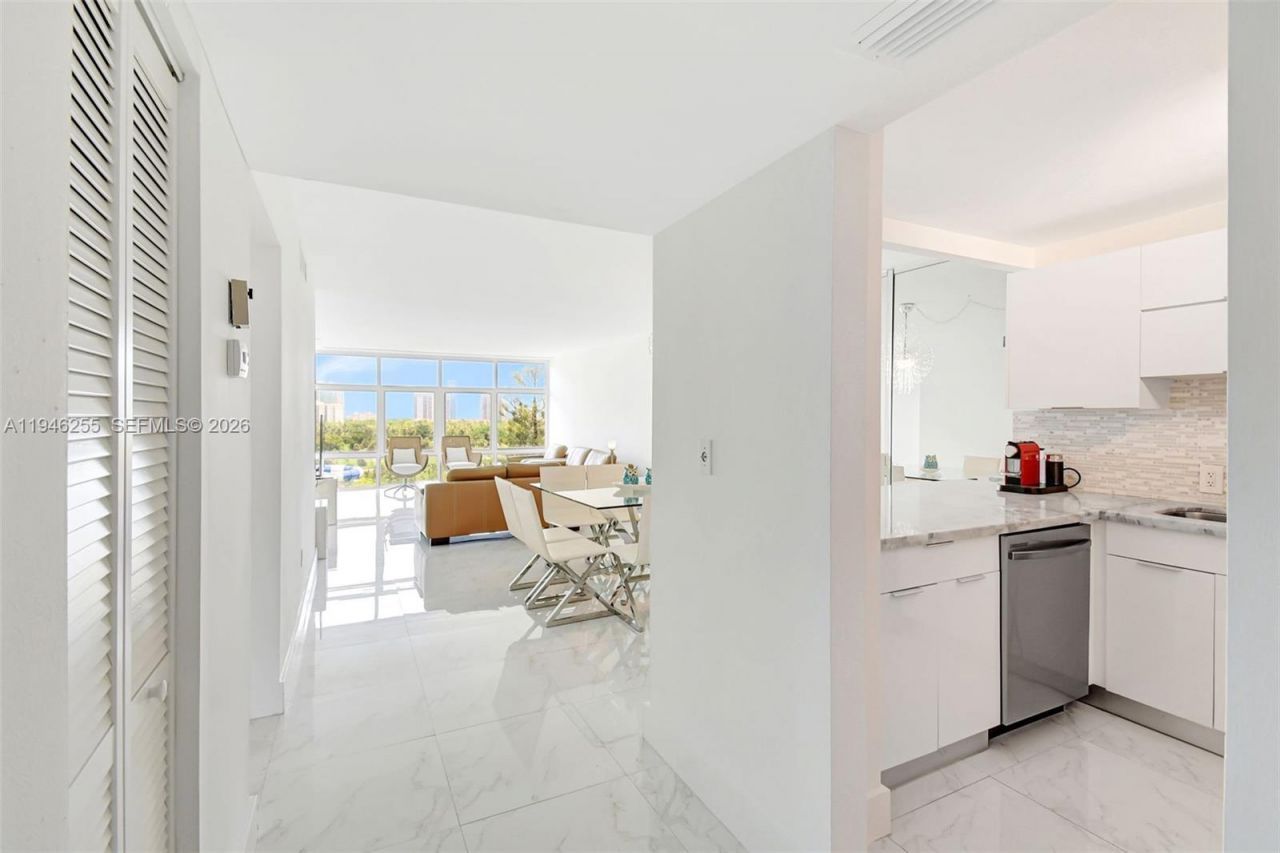 20100 W Country Club Dr, Unit 1005, Aventura, FL 33180 Photo