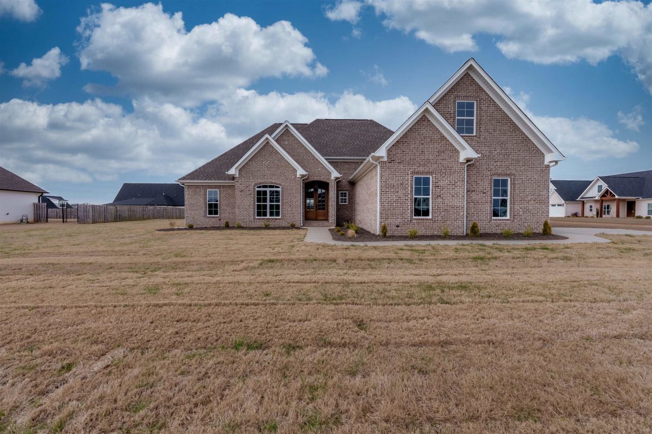 82 Todd Dr, Muscle Shoals, AL 35661 Main Photo