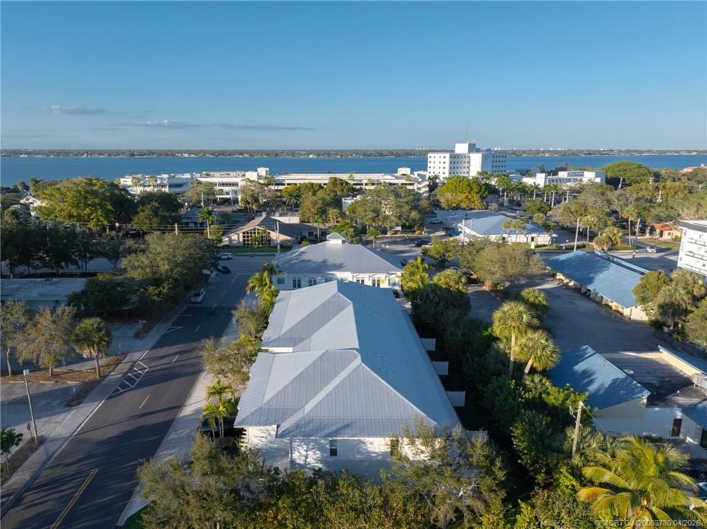 411 SE High School Avenue, Stuart, FL 34994 Photo