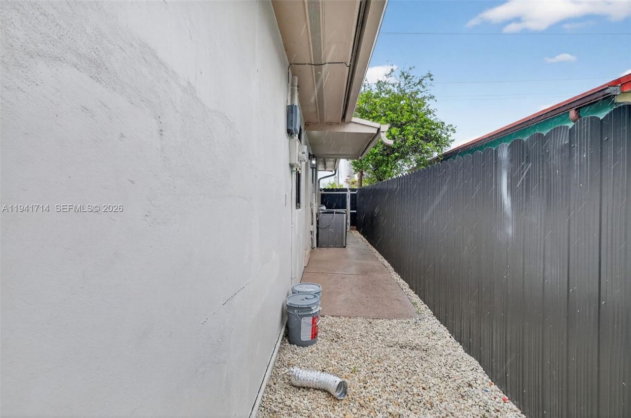 4725 NW 4th St, Unit Front, Miami, FL 33126 Photo