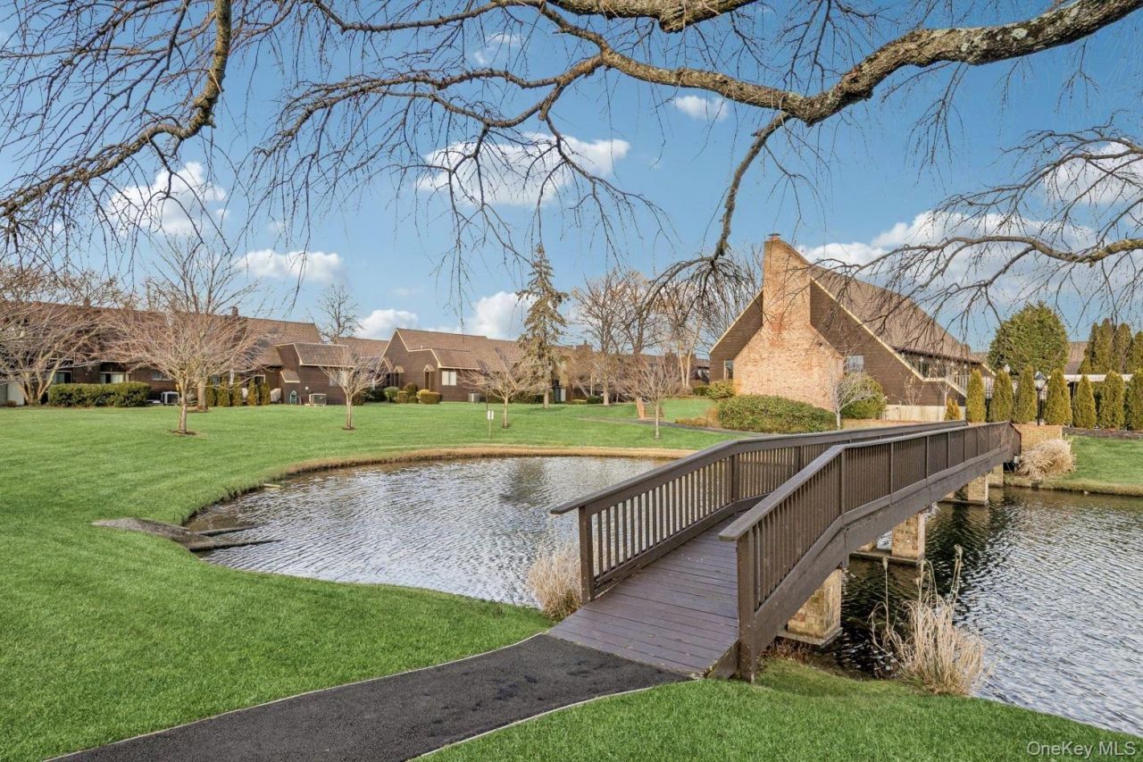 4 Southgate Circle, Massapequa Park, NY 11762 Main Photo