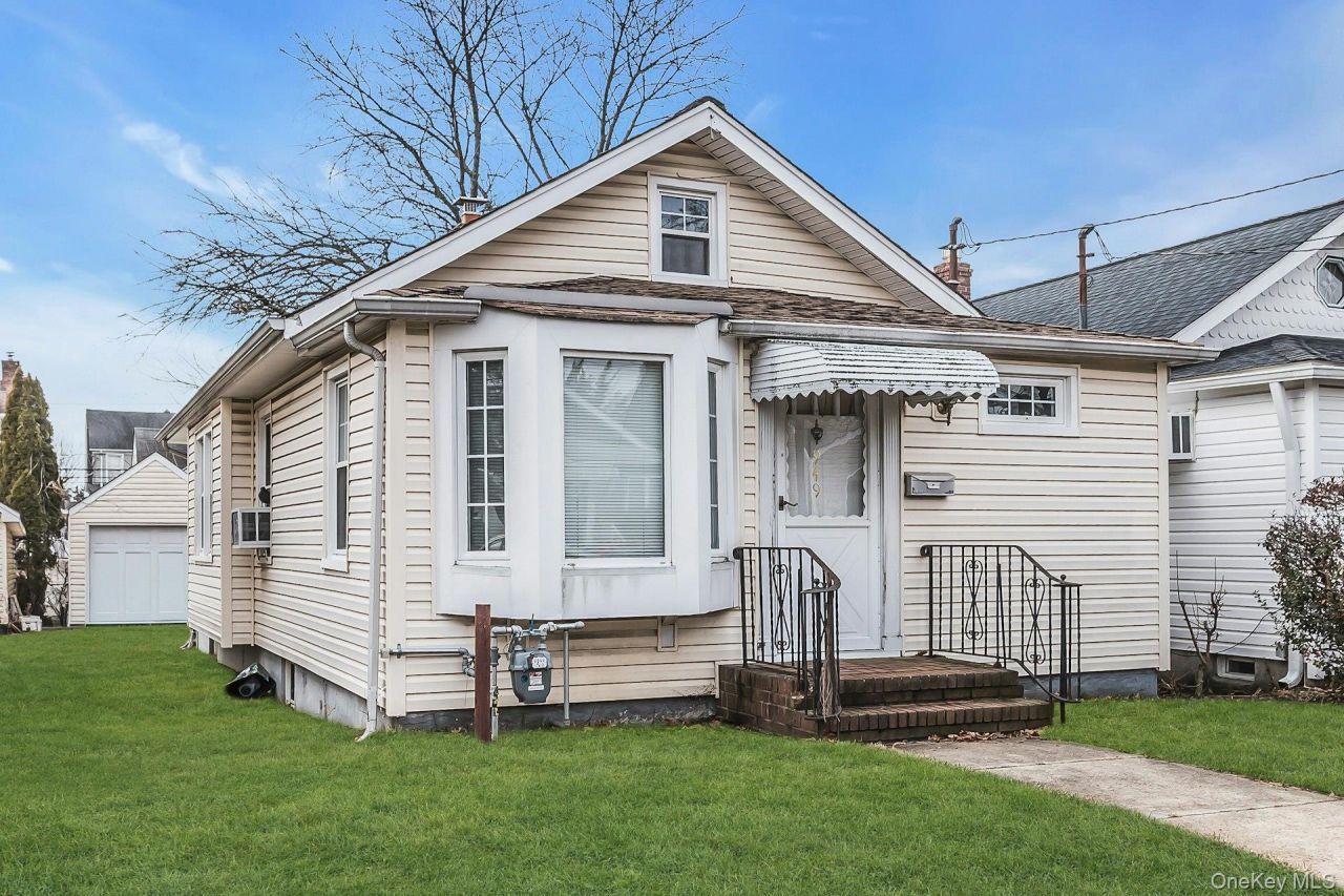 949 N 7th Street, New Hyde Park, NY 11040 Main Photo