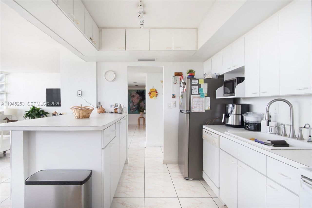 11930 N Bayshore Dr , Unit 609, North Miami, FL 33181 Photo