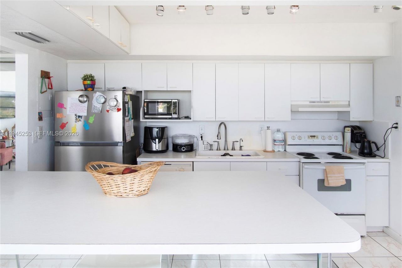 11930 N Bayshore Dr , Unit 609, North Miami, FL 33181 Photo