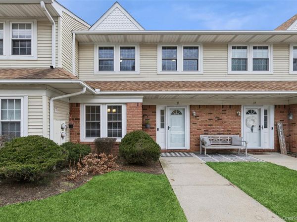 15 Gazebo Lane, Holtsville, NY 11742
