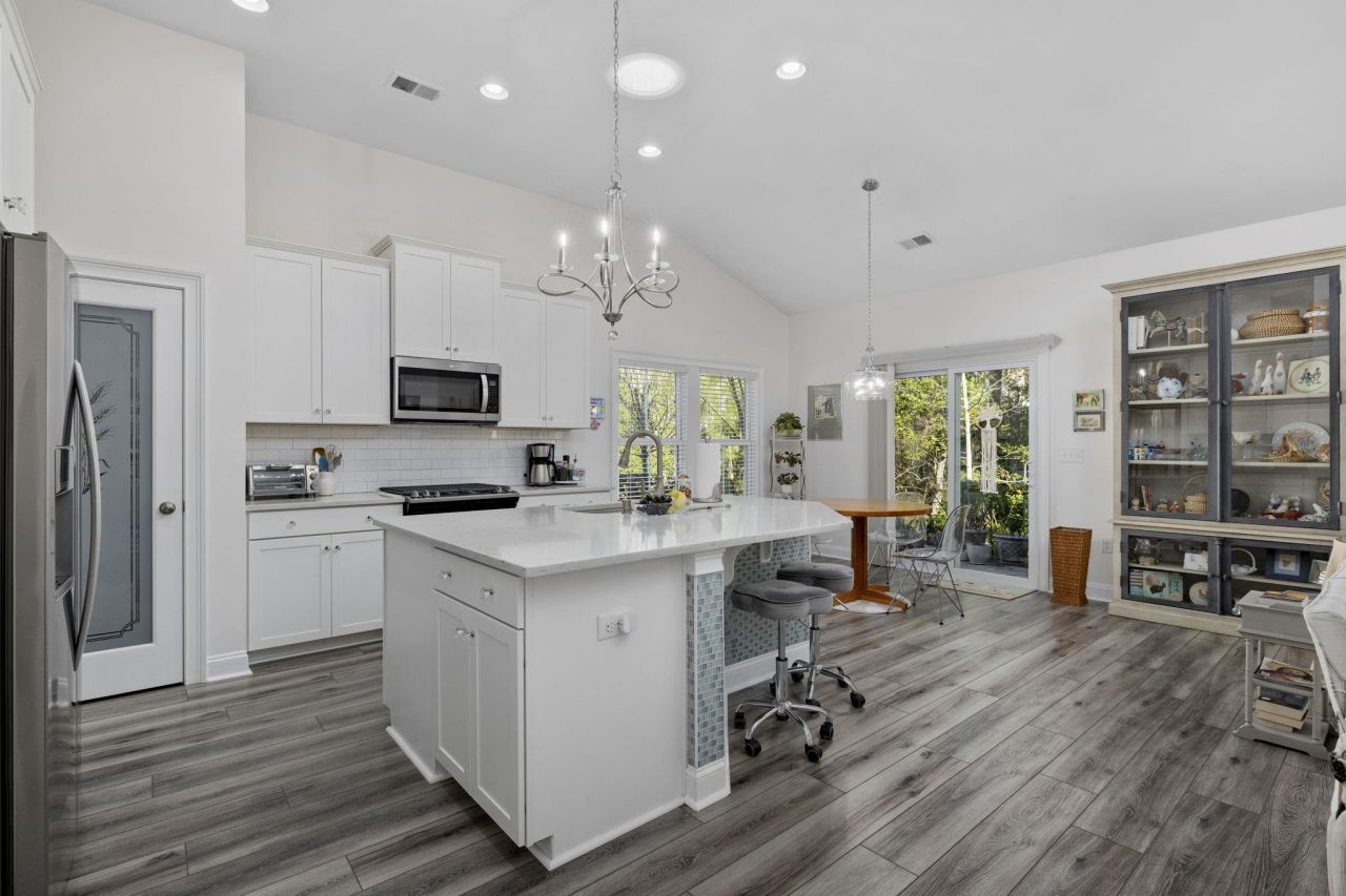 1704 Edgewood Dr. Photo 12