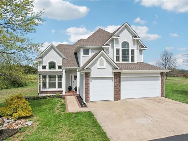 16374 Lake Point Drive, Bonner Springs, KS 66012
