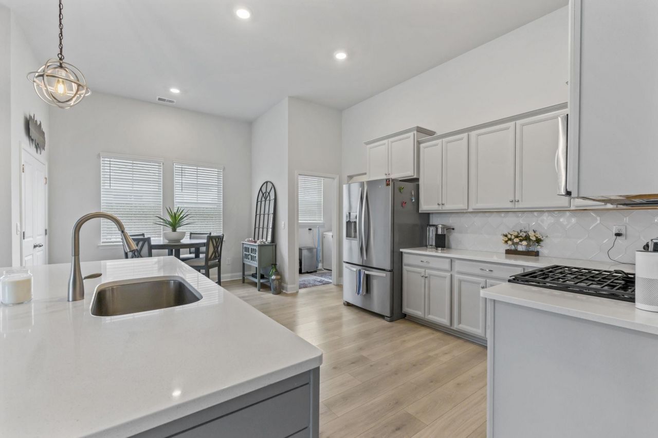 3093 Sutherland Dr. Photo 8