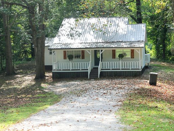 1367 Rd 1451, Mooreville, MS 38857