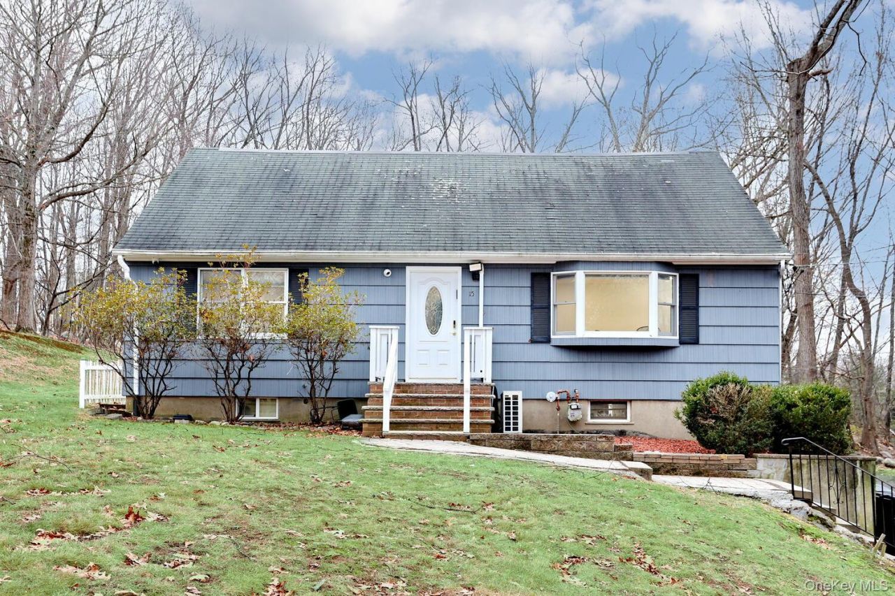 15 Woodland Place, Airmont, NY 10952 Main Photo