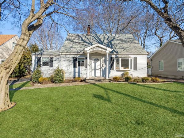 23 Harvard Street, Roslyn Heights, NY 11577