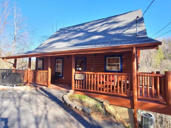 909 Grey Fox Tr, Gatlinburg, TN 37738