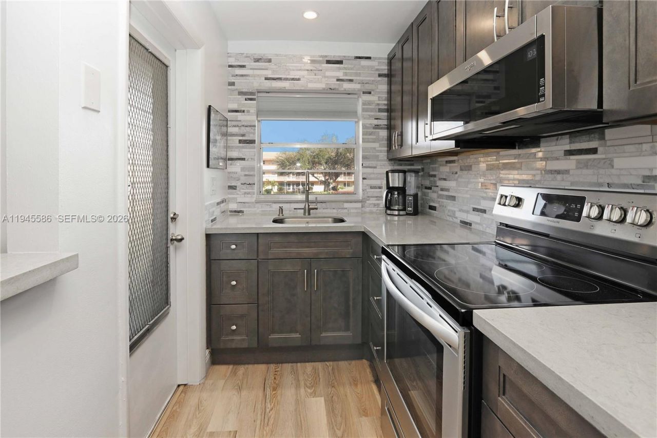 5300 Washington St, Unit E207, Hollywood, FL 33021 Photo