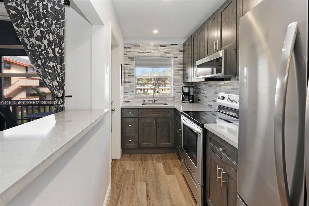 5300 Washington St, Unit E207, Hollywood, FL 33021 Photo