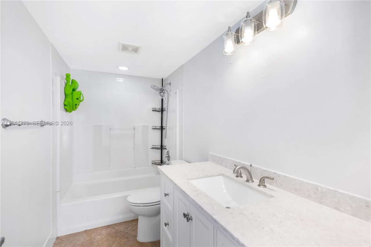 7100 Fairway Dr, Unit K6, Miami Lakes, FL 33014 Photo