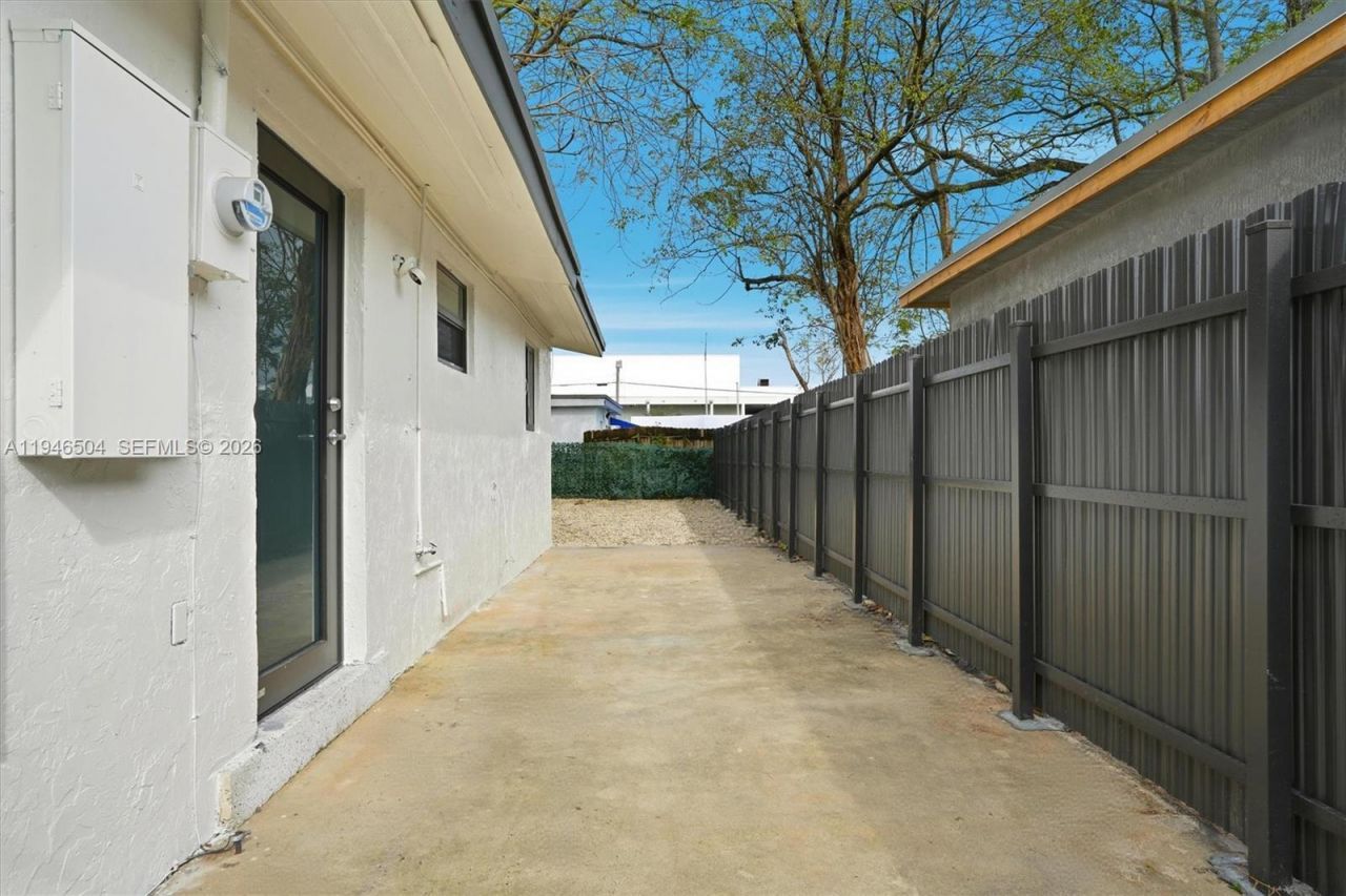 1781 NW 94th St, Miami, FL 33147 Photo