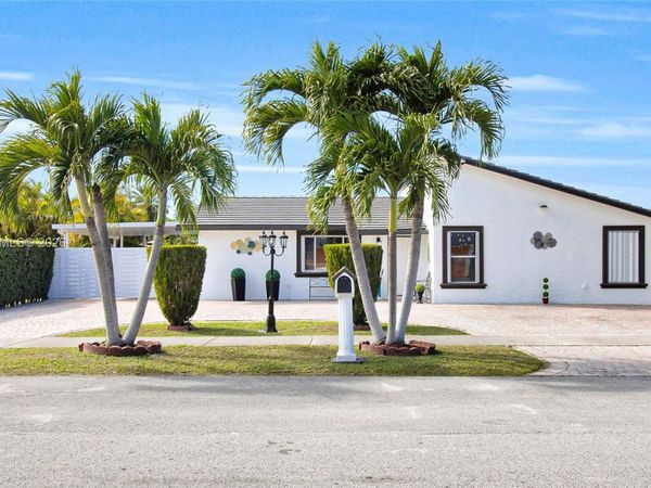 42 NW 132nd Pl , Miami, FL 33182