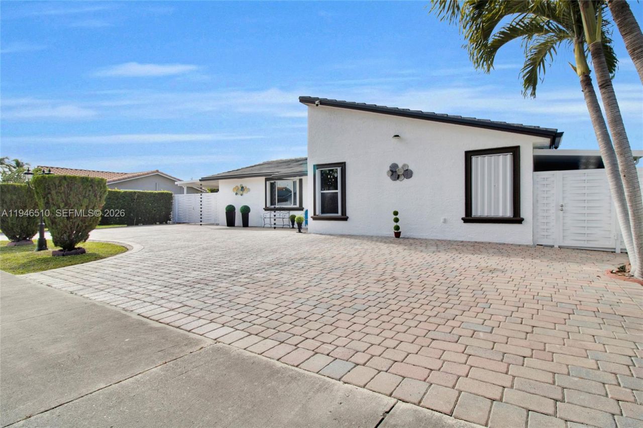 42 NW 132nd Pl , Miami, FL 33182 Photo