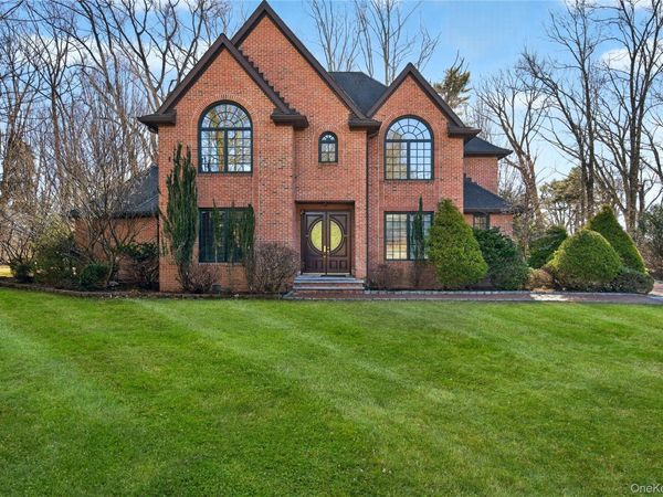 3 Chestnut Court, Old Westbury, NY 11568