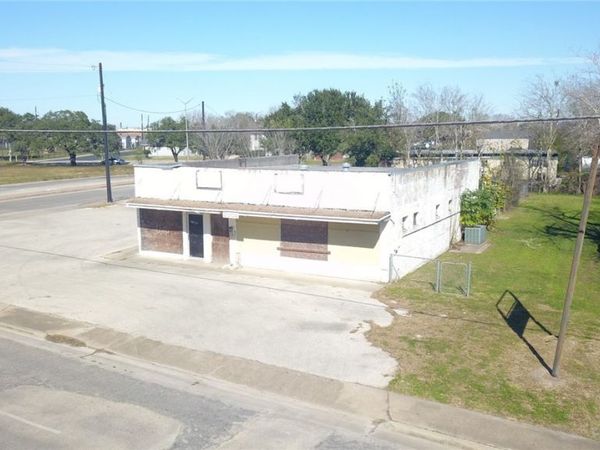 2004 E North Street , Victoria, TX 77901