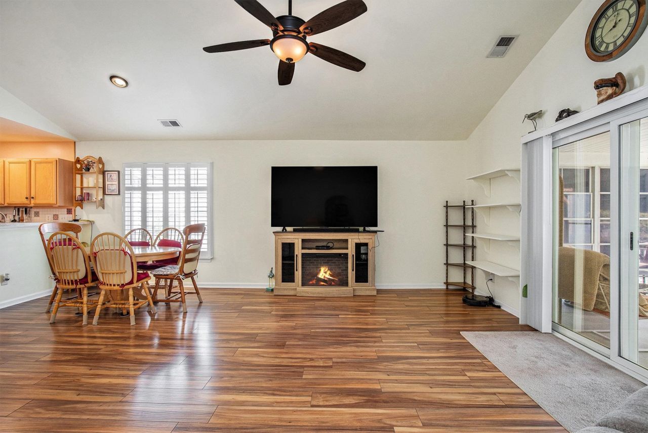 6487 Royal Pine Dr. Photo 9