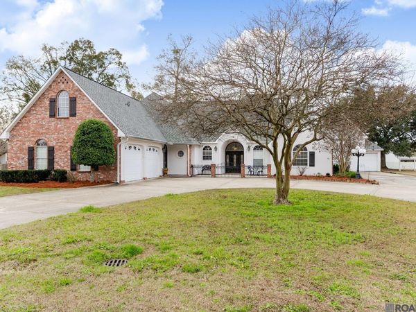 2145 Brittany Dr, Port Allen, LA 70767