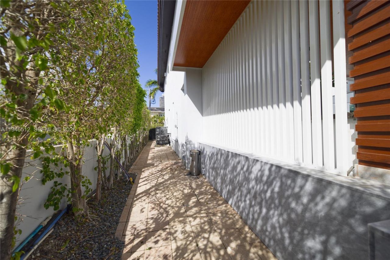 3368 NE 169th St, North Miami Beach, FL 33160 Photo