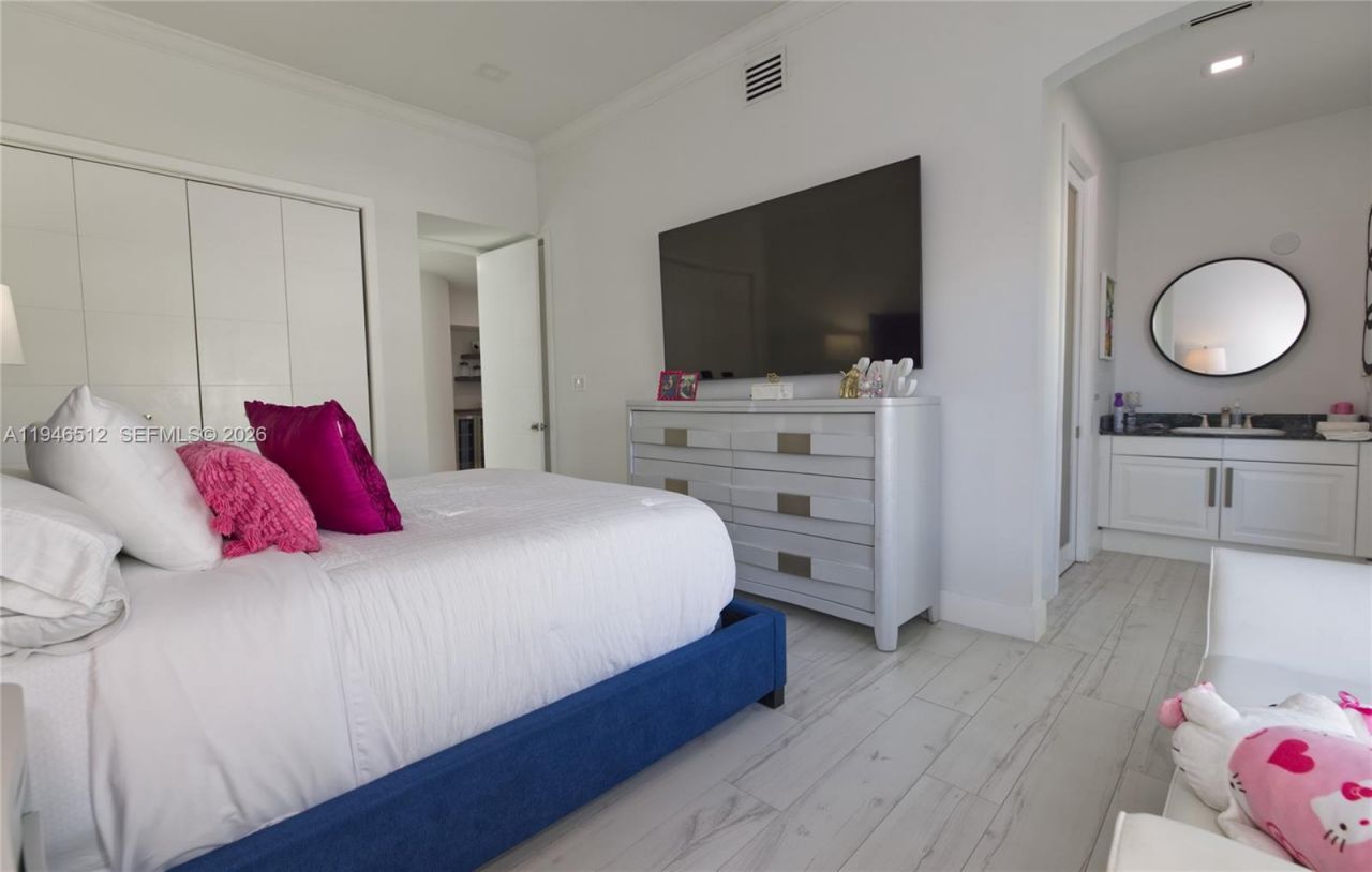 3368 NE 169th St, North Miami Beach, FL 33160 Photo