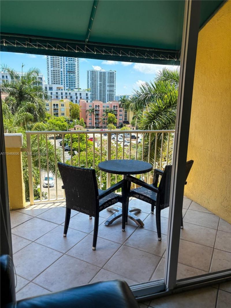 19701 E Country Club Dr, Unit 5605, Aventura, FL 33180 Photo
