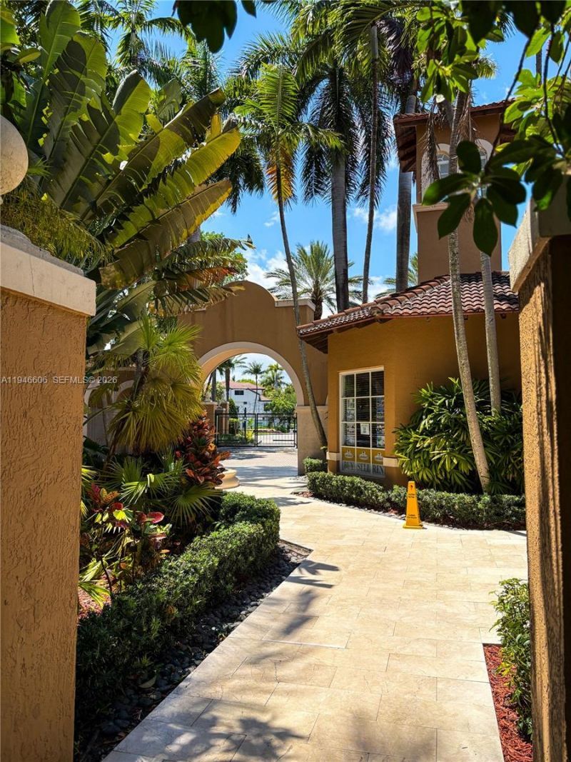 19701 E Country Club Dr, Unit 5605, Aventura, FL 33180 Photo