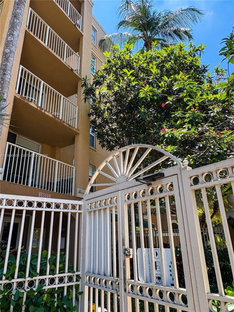 19701 E Country Club Dr, Unit 5605, Aventura, FL 33180 Photo