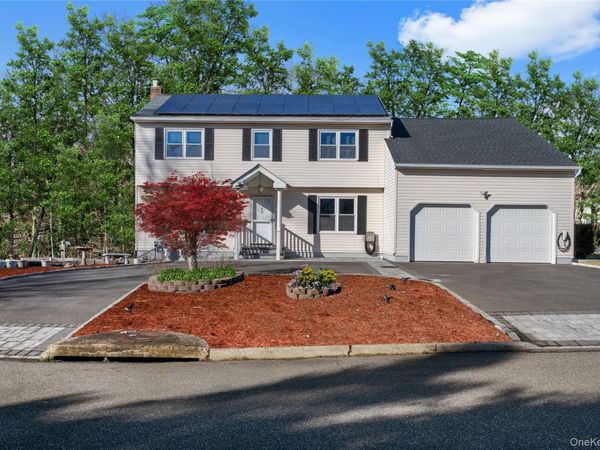 1 Lange Court, Melville, NY 11747