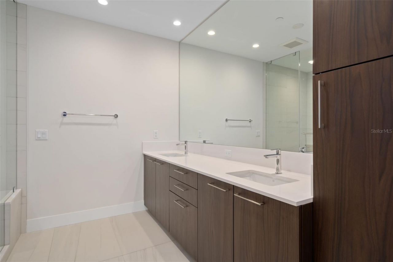 275 1st Avenue S, Unit 2401, Saint Petersburg, FL 33701 Photo