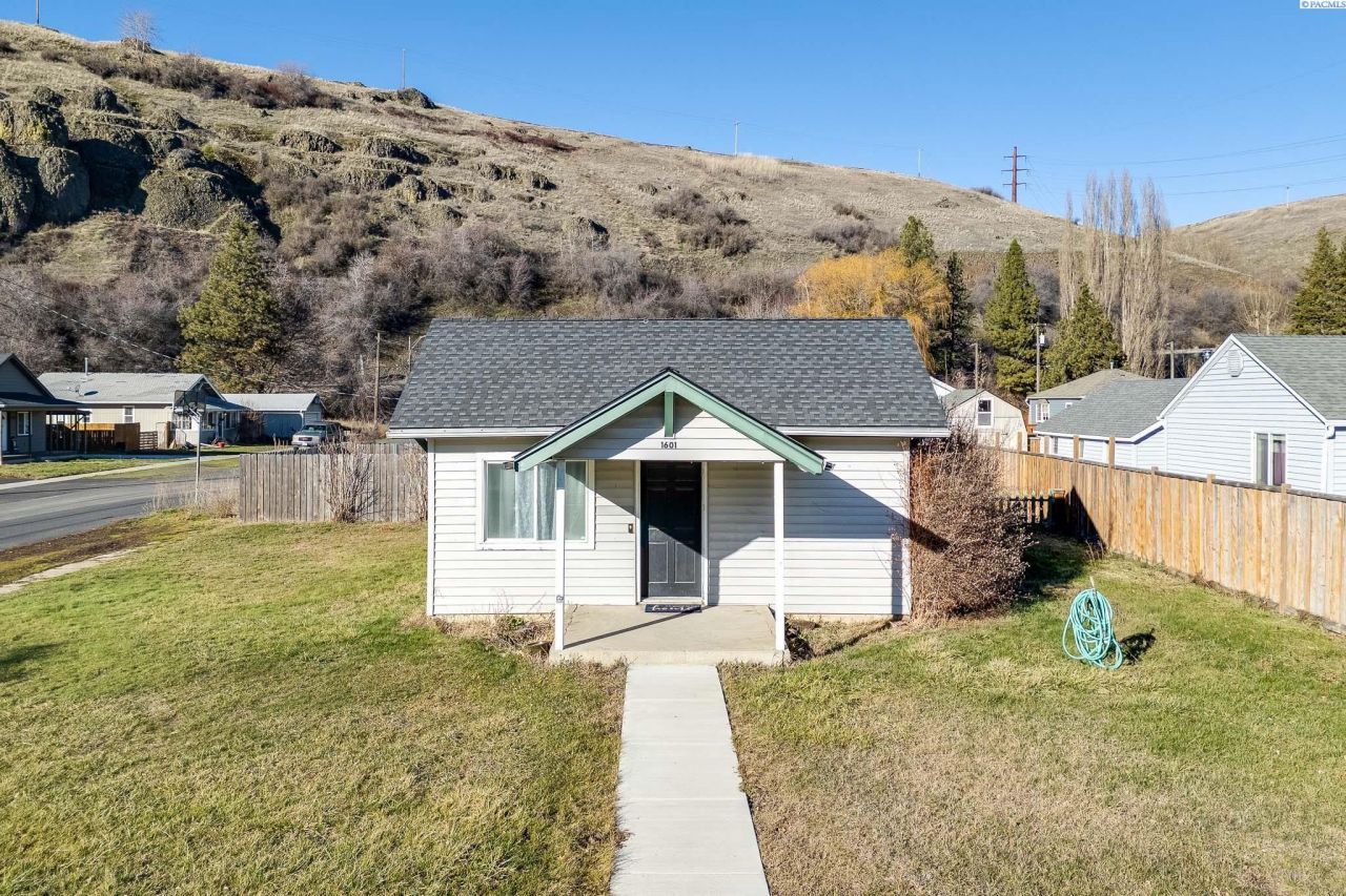 1601 N Cedar St, Colfax, WA 99111 Main Photo