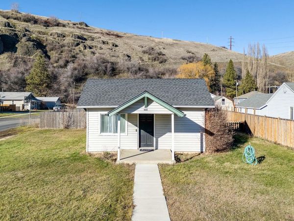1601 N Cedar St, Colfax, WA 99111
