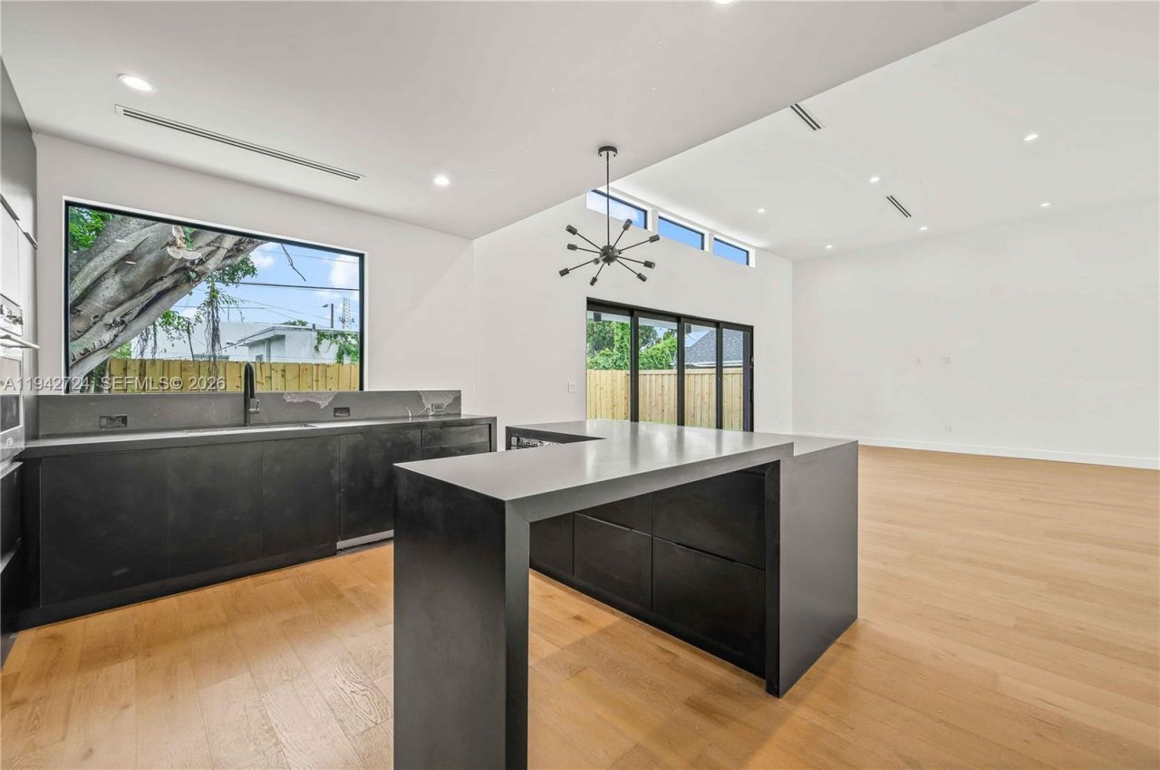 326 NW 40th St, Miami, FL 33127 Photo