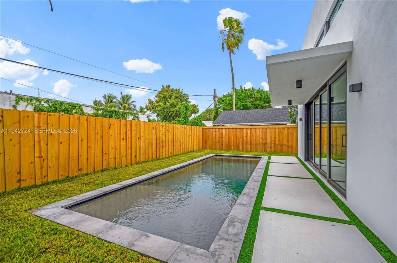 326 NW 40th St, Miami, FL 33127 Photo