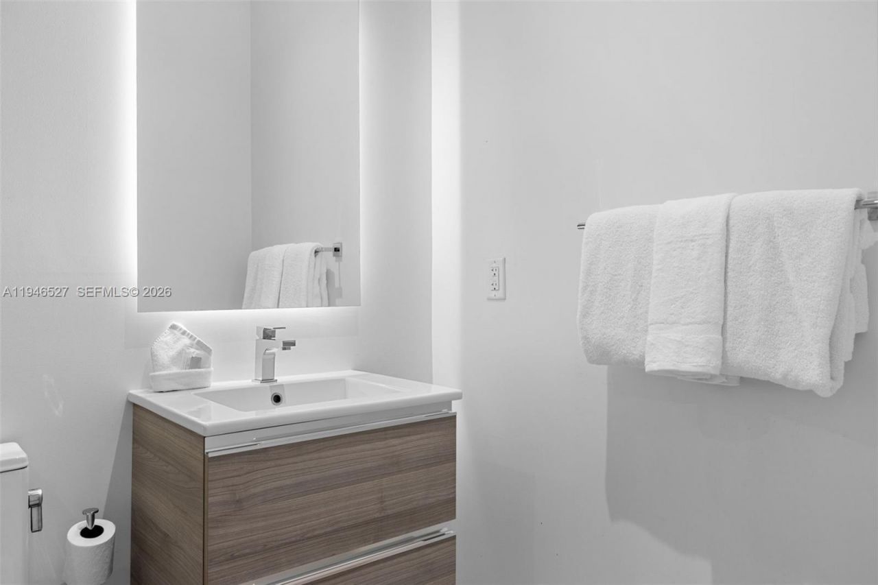 239 SW 9th St, Unit 2304, Miami, FL 33130 Photo