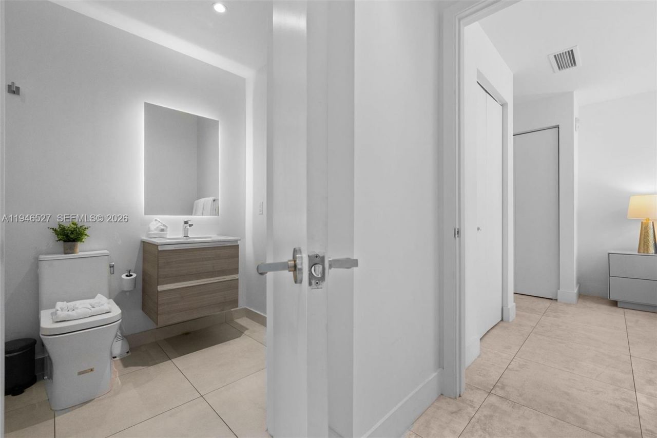 239 SW 9th St, Unit 2304, Miami, FL 33130 Photo