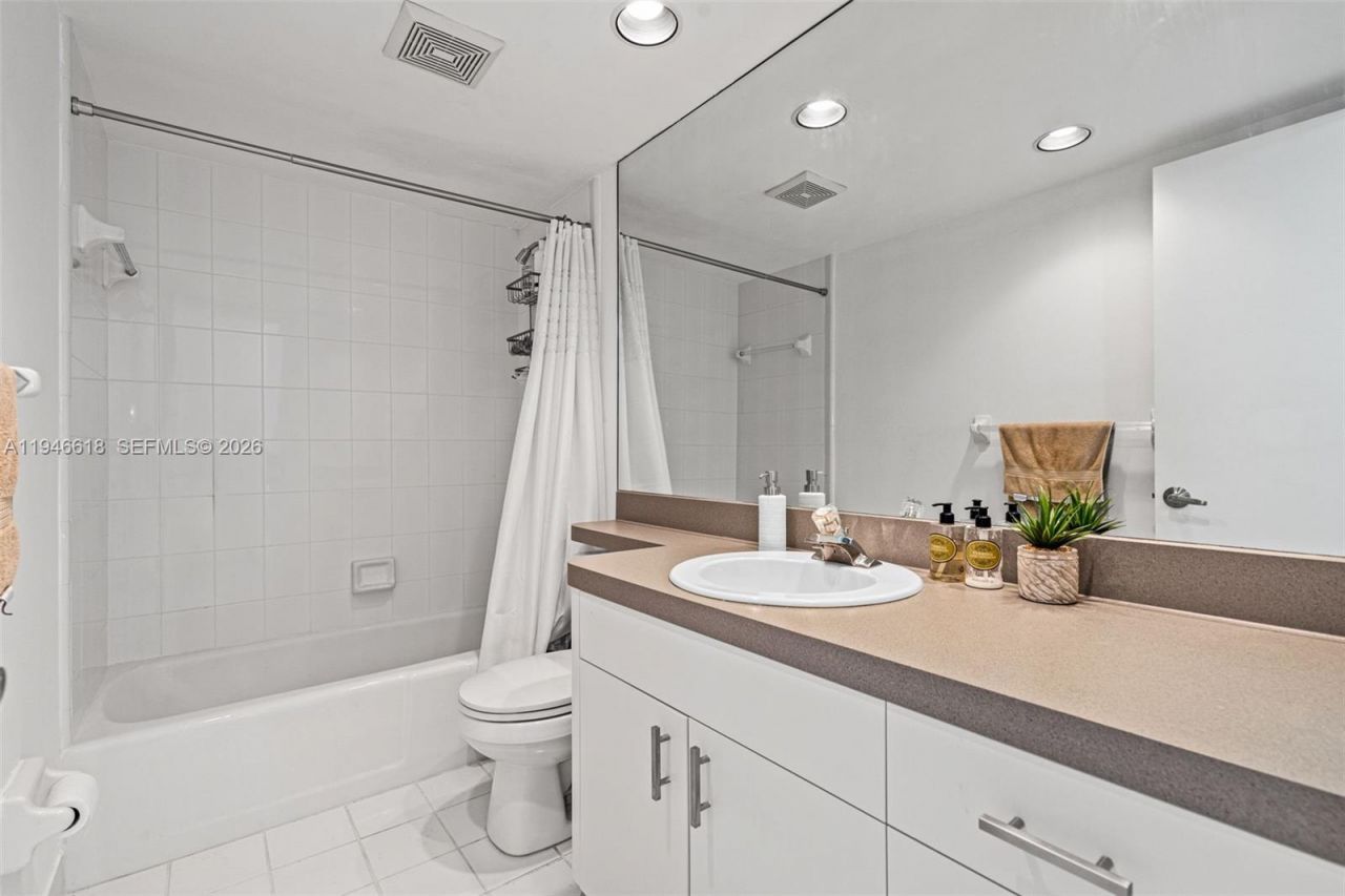 3121 NE 51st St, Unit 203E, Fort Lauderdale, FL 33308 Photo