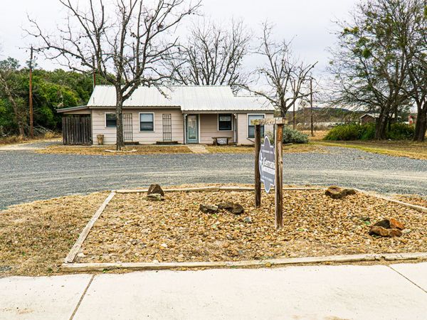 730 N Main, Utopia, TX 78884