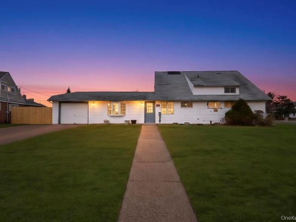 15 Autumn Lane, Hicksville, NY 11801