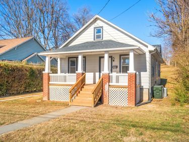 2015 BEVERLEY ST W, Staunton, VA 24401