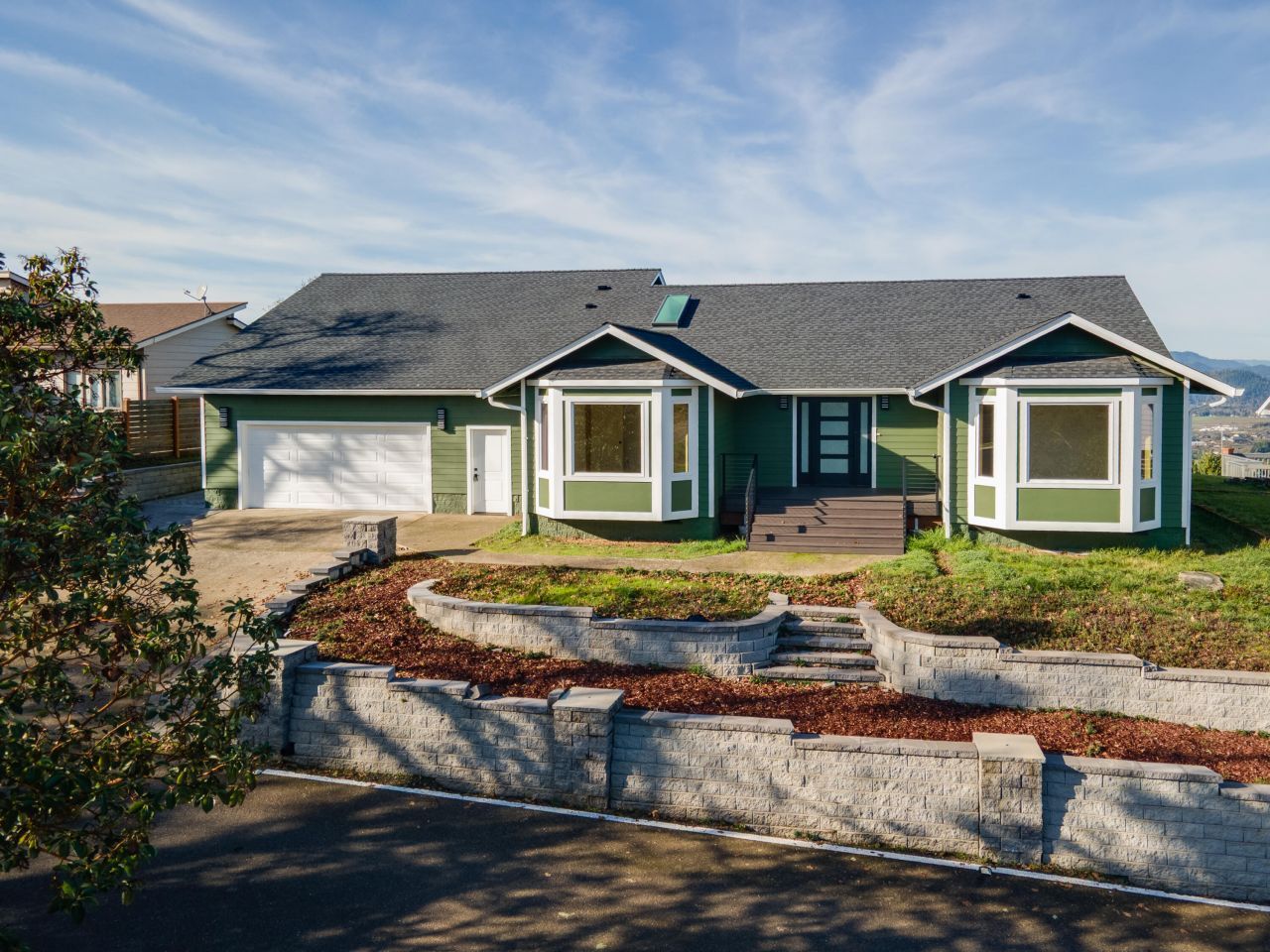 383 Ridgecrest Drive, Roseburg, OR 97471 Main Photo